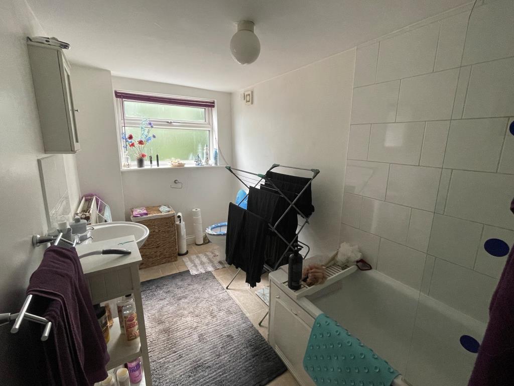 Lot: 122 - TWO-BEDROOM SEMI-DETACHED HOUSE FOR INVESTMENT - 